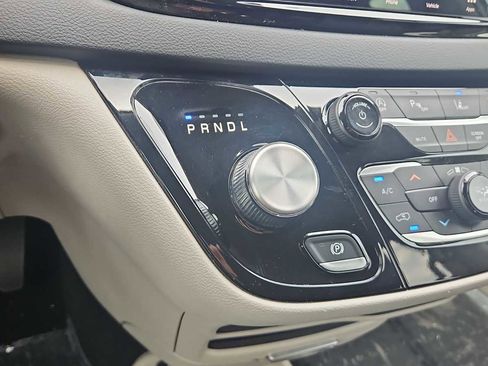 Used 2023 Chrysler Pacifica Touring-L FWD image 21