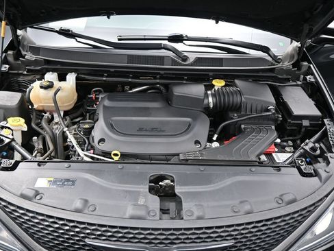 Used 2020 Chrysler Pacifica Touring w/ S Appearance Package FWD image 29
