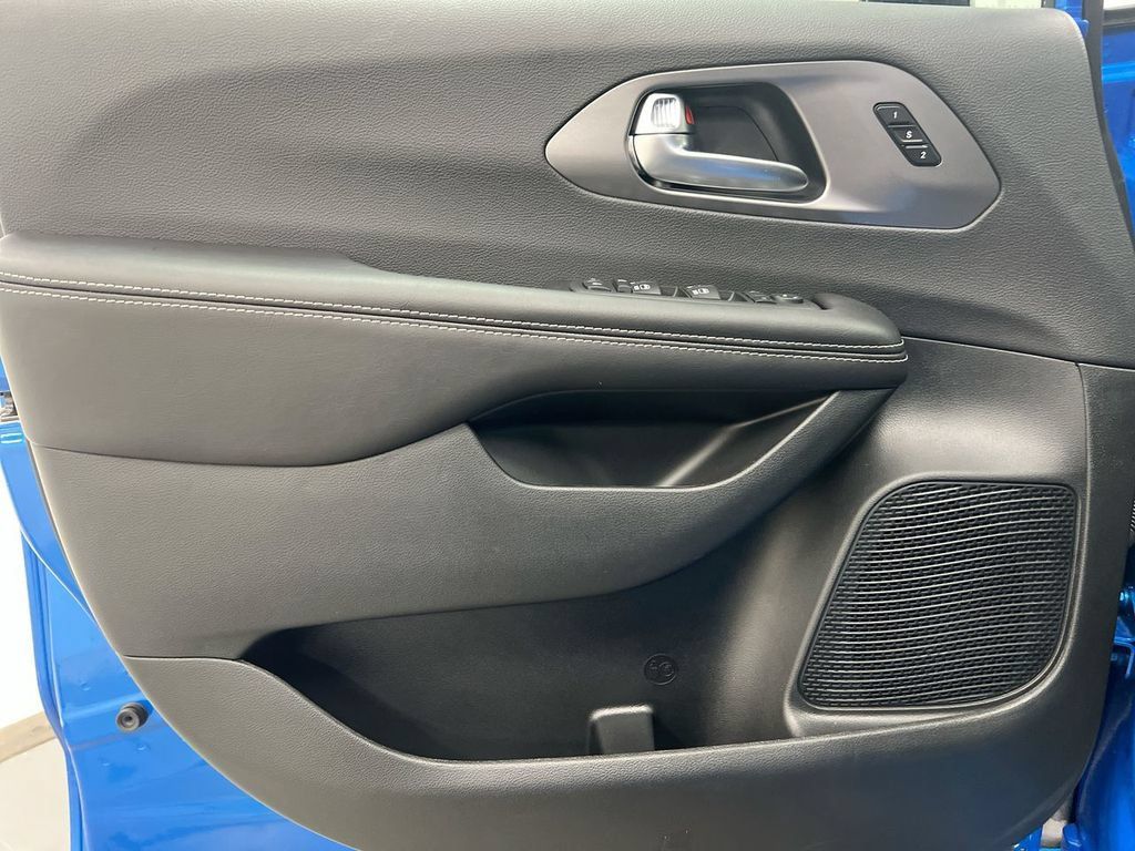 New 2026 Chrysler Pacifica Select FWD image 20