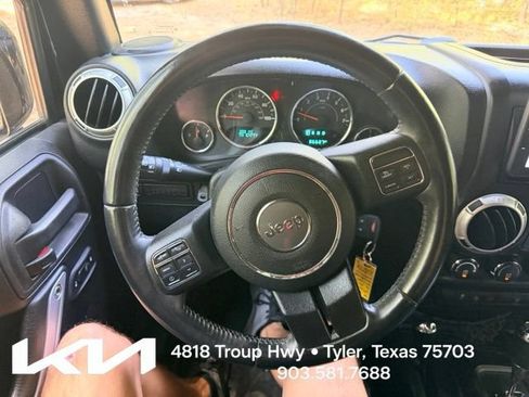 Used 2017 Jeep Wrangler Rubicon w/ Power Convenience Group AWD/4WD image 16