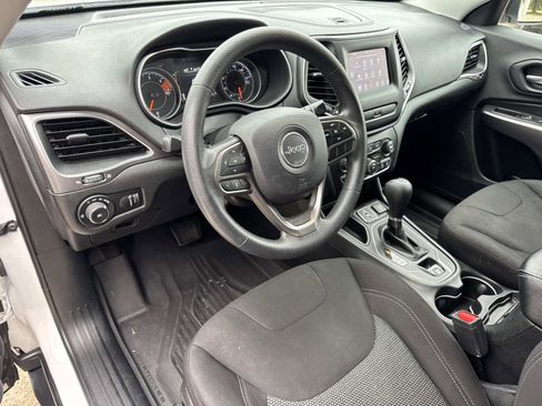 Used 2019 Jeep Cherokee Latitude w/ Popular Appearance Group FWD image 17