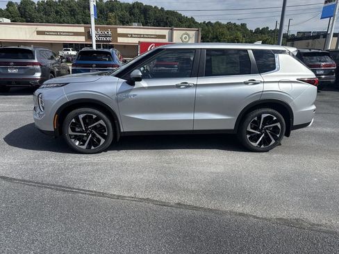 New 2025 Mitsubishi Outlander SE image 3