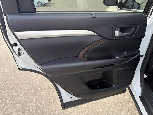 Used 2017 Toyota Highlander XLE FWD image 18