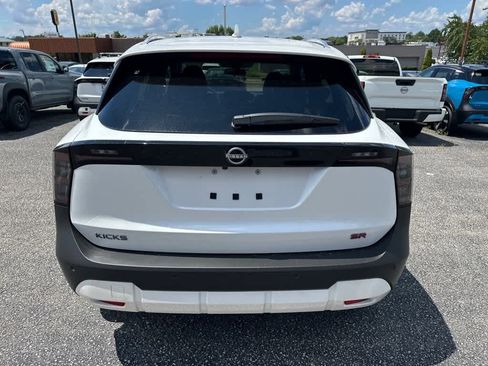 New 2025 Nissan Kicks SR FWD image 4