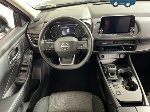 Used 2025 Nissan Rogue SV FWD image 2