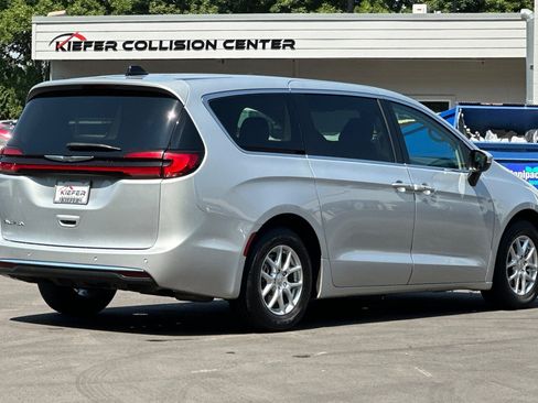 Used 2023 Chrysler Pacifica Touring-L FWD image 4
