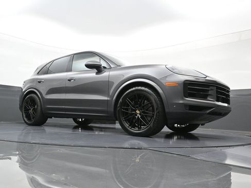 Used 2025 Porsche Cayenne image 21