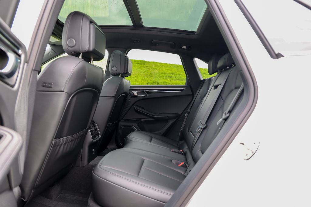 Certified 2026 Porsche Macan AWD/4WD image 39