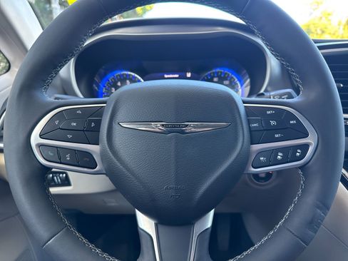 Used 2022 Chrysler Pacifica Touring-L image 24