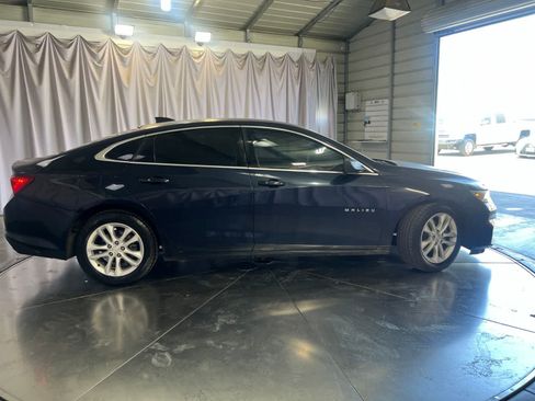 Used 2016 Chevrolet Malibu LT w/ Leather Package FWD image 4
