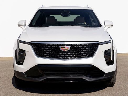 Used 2025 Cadillac XT4 Premium Luxury w/ Technology Package FWD image 3