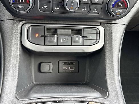 Used 2023 GMC Acadia SLE w/ Driver Convenience Package image 17