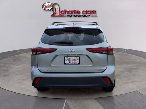 Used 2021 Toyota Highlander XLE FWD image 4