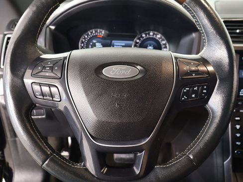 Used 2018 Ford Explorer Platinum AWD/4WD image 3