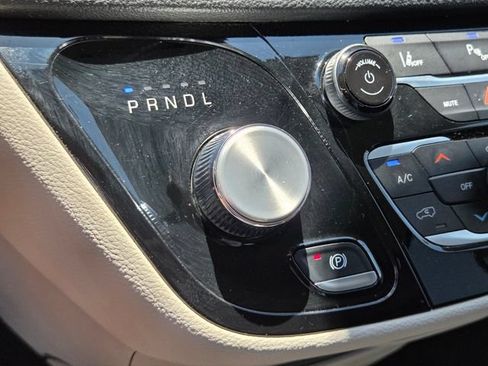 Used 2024 Chrysler Pacifica Limited FWD image 23