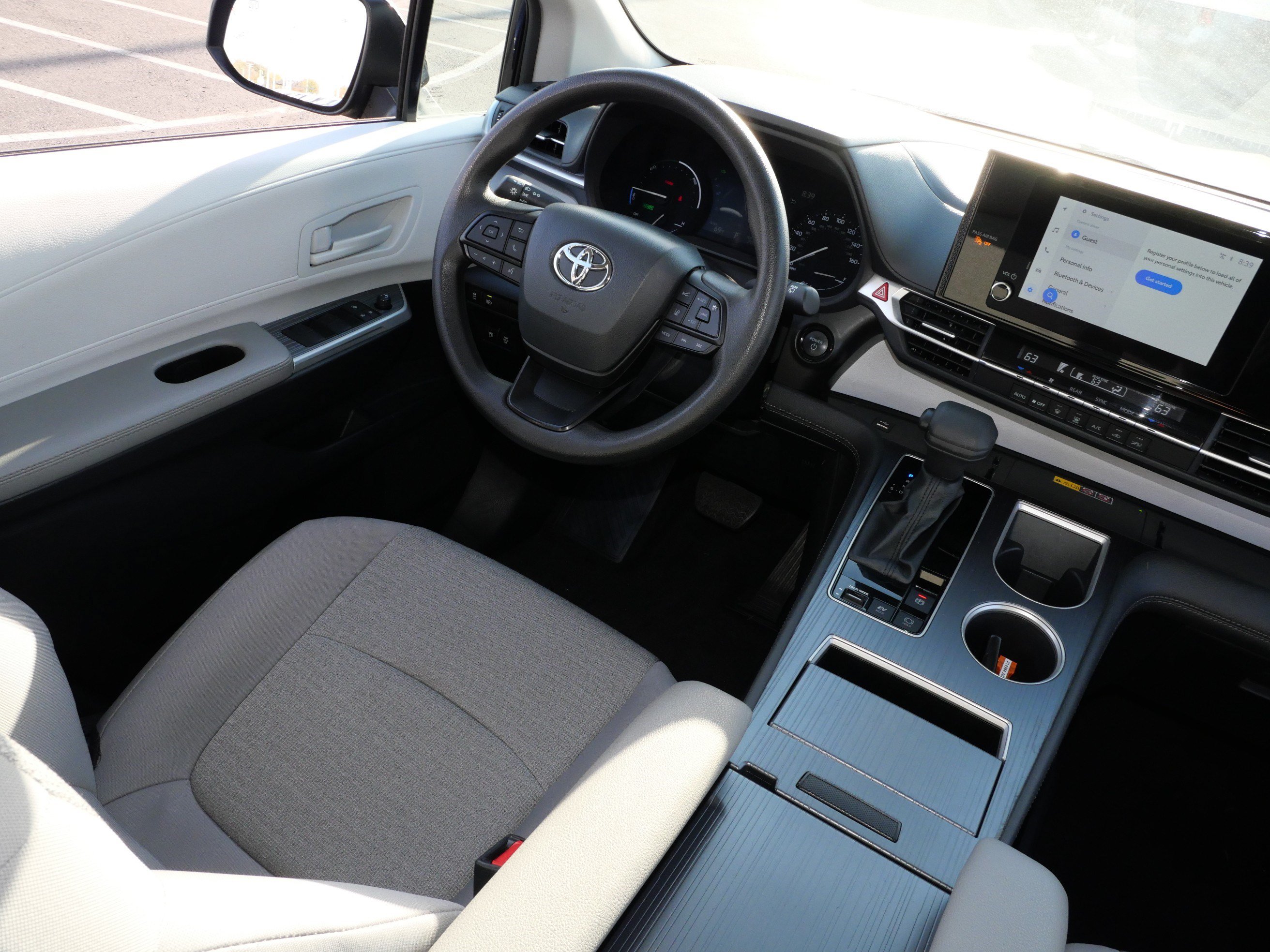 Used 2025 Toyota Sienna LE AWD/4WD image 9