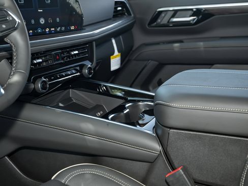 New 2025 Chevrolet Suburban Premier image 35