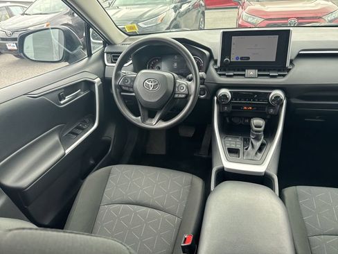 Used 2025 Toyota RAV4 XLE AWD/4WD image 11