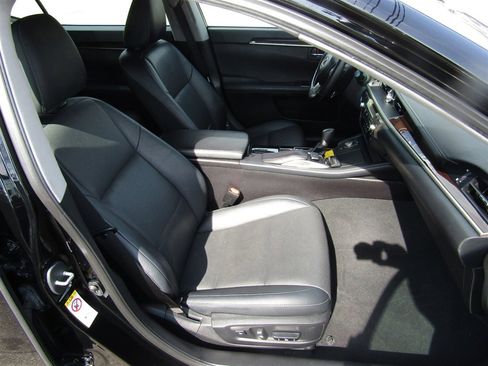 Used 2016 Lexus ES 350 w/ Navigation System Package image 21