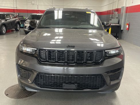 Used 2022 Jeep Grand Cherokee Altitude RWD image 3