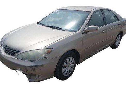 Used 2005 Toyota Camry LE FWD image 1