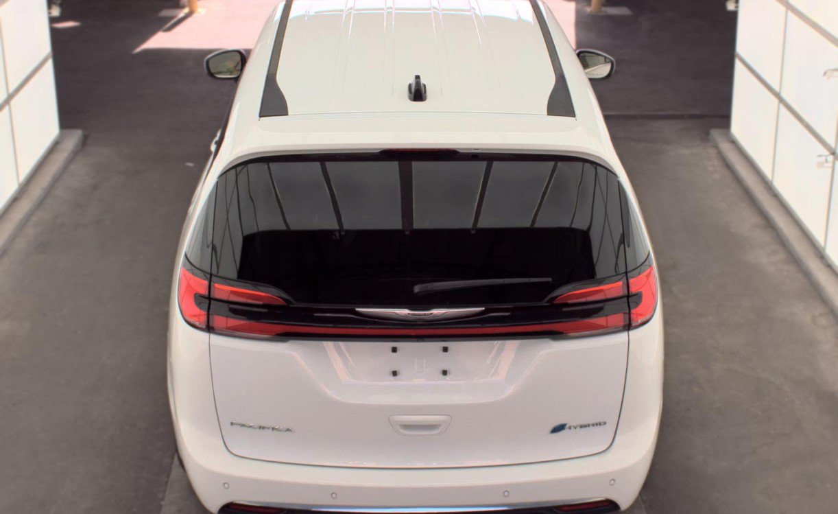 Used 2023 Chrysler Pacifica Touring-L FWD image 5