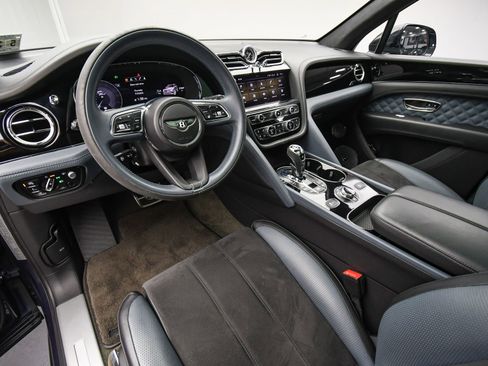 Used 2022 Bentley Bentayga image 2