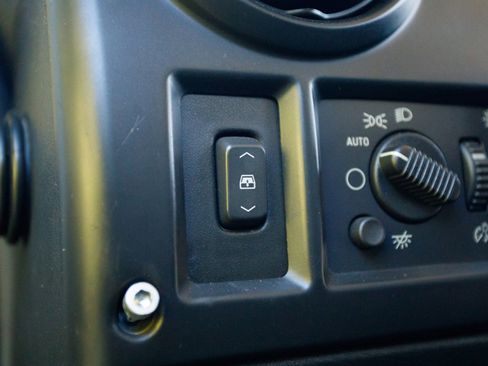 Used 2005 HUMMER H2 SUT w/ Preferred Equipment Group image 18