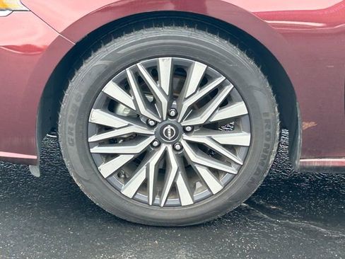 Used 2024 Nissan Altima 2.5 SV FWD image 13