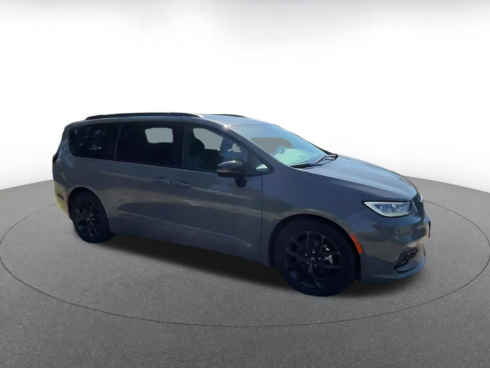 Used 2025 Chrysler Pacifica Limited FWD image 2