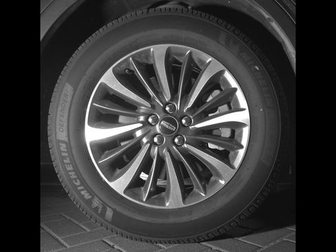 Used 2023 Lincoln Nautilus FWD w/ Premium Package image 10
