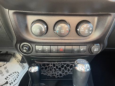 Used 2017 Jeep Wrangler Unlimited Sahara w/ Connectivity Group AWD/4WD image 14