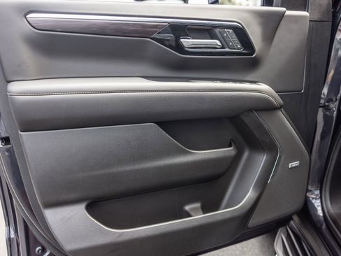 Used 2025 Chevrolet Tahoe Premier AWD/4WD image 19