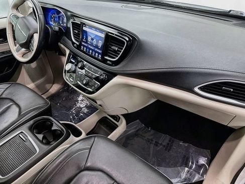 Used 2020 Chrysler Pacifica Limited FWD image 31