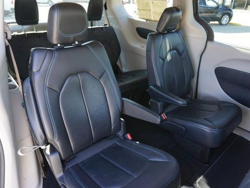 Used 2021 Chrysler Pacifica Touring-L image 27