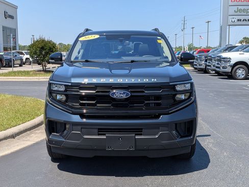 Used 2025 Ford Expedition Active AWD/4WD image 2