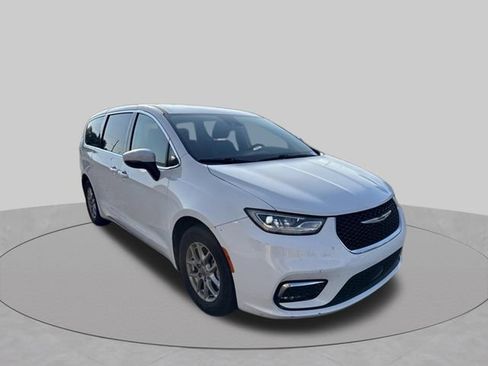 Used 2023 Chrysler Pacifica Touring-L FWD image 3