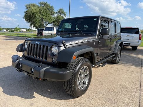 Used 2018 Jeep Wrangler Unlimited Rubicon w/ Connectivity Group AWD/4WD image 3