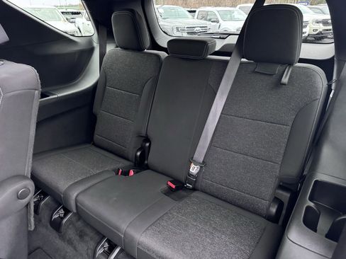 Used 2024 Chevrolet Traverse LT image 32