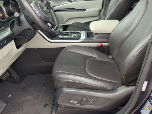 Used 2024 Kia Carnival LX image 11