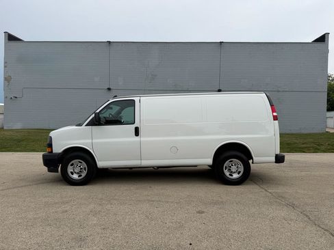Used 2018 Chevrolet Express 2500 RWD image 4