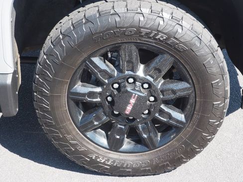 Used 2024 GMC Sierra 2500 AT4 w/ AT4 Premium Plus Package AWD/4WD image 9