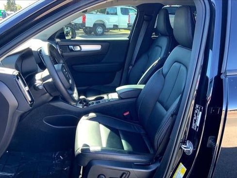 Used 2022 Volvo XC40 T5 Momentum image 25
