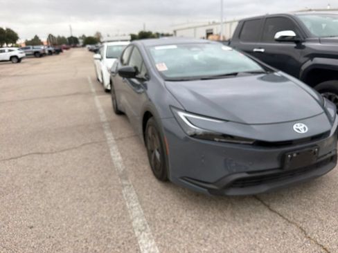 Used 2025 Toyota Prius LE FWD image 3