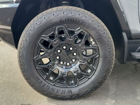 Used 2026 GMC Hummer EV SUV image 32