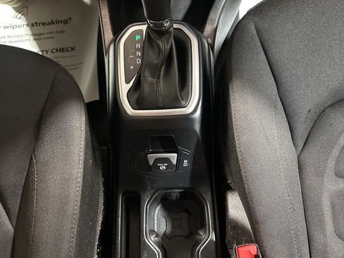 Used 2018 Jeep Renegade Latitude image 33