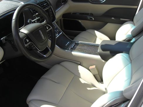 Used 2017 Lincoln Continental Premiere image 22