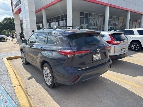 Used 2023 Toyota Highlander Limited FWD image 6