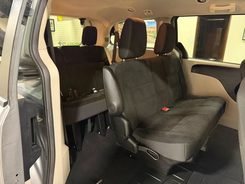 Used 2019 Dodge Grand Caravan SE FWD image 25