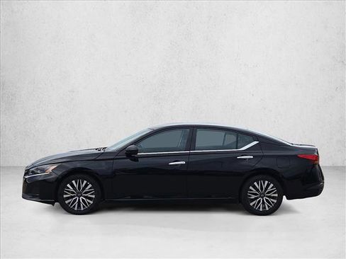 Used 2025 Nissan Altima 2.5 SV FWD image 9